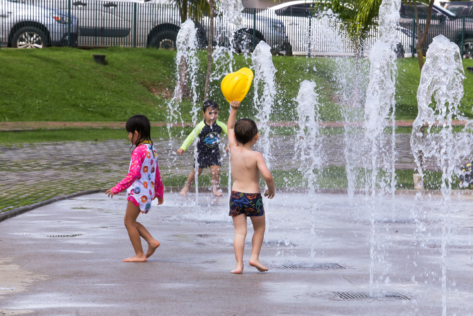Prefeitura de São José mantém piscinas verticais abertas para lazer gratuito no verão