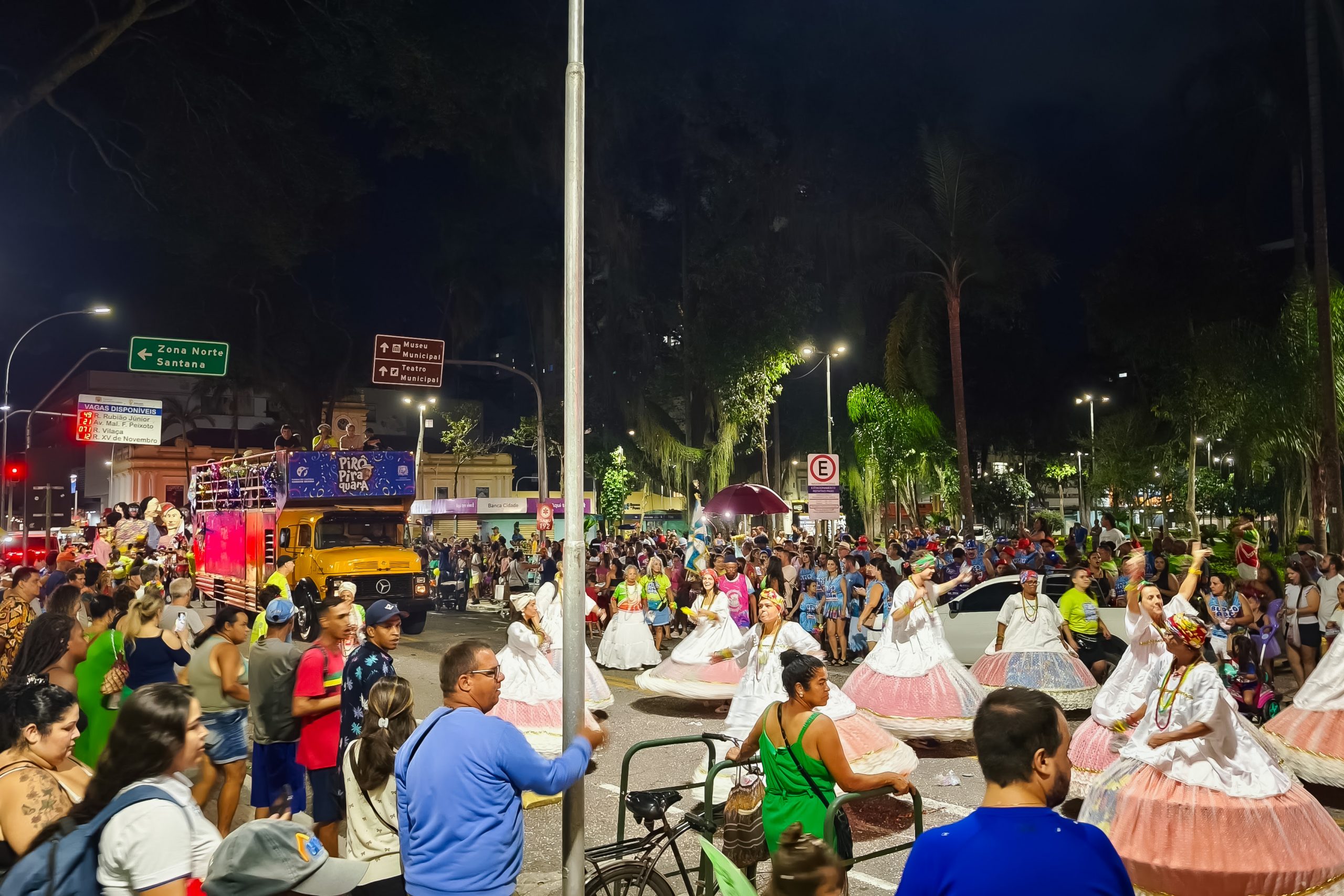 Pirô Piraquara abre o Carnaval de São José com marchinhas e samba-enredo