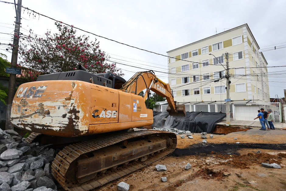 Defesa Civil mantém plantão 24h após cratera interditar imóveis no Jardim Imperial