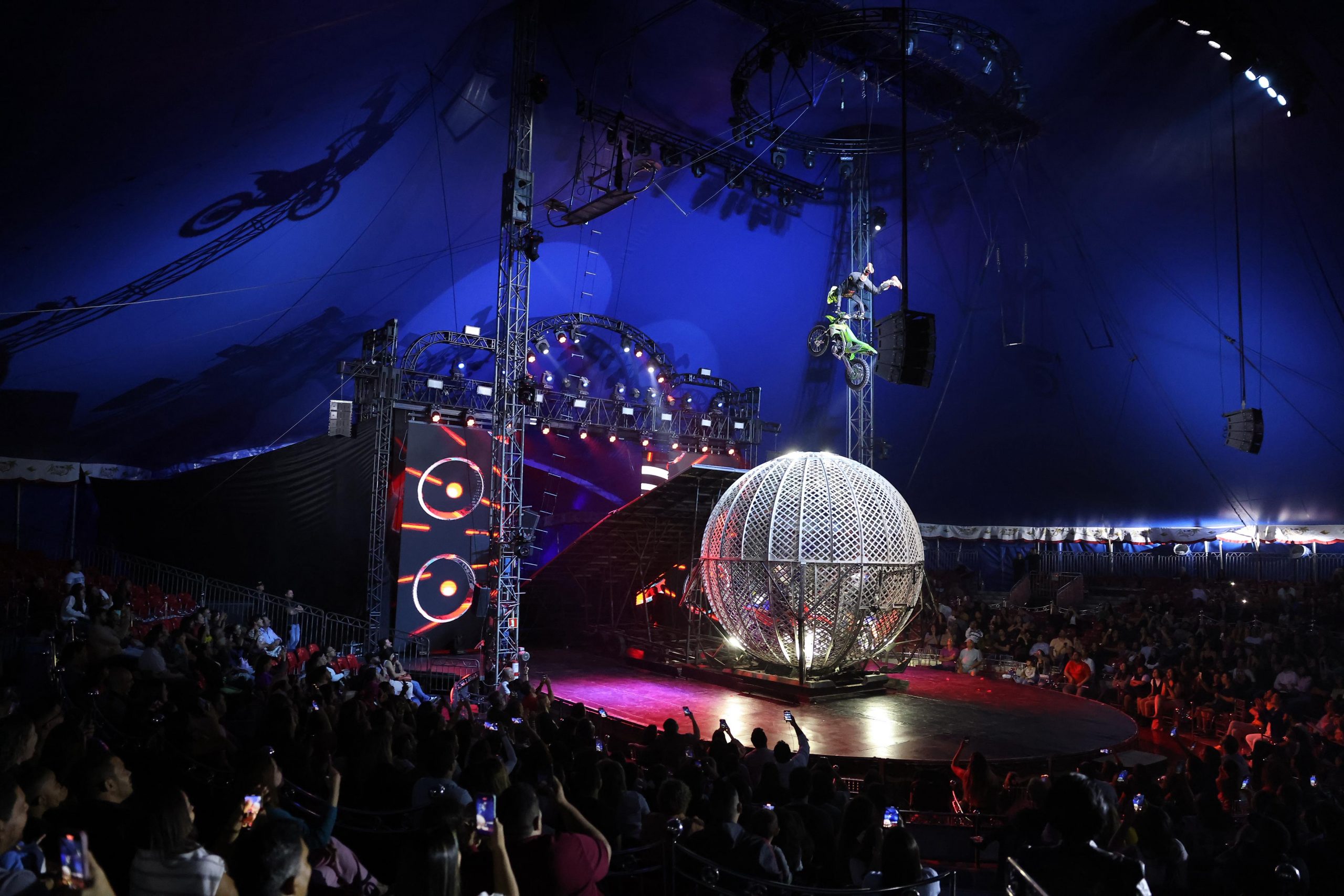 Última semana Mirage Circus: espetáculo segue somente até este domingo no Vale do Paraíba