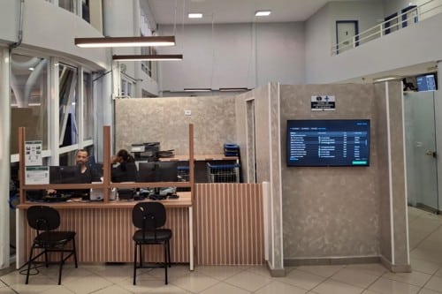 Recepção de internação tem painel de informações e cabine de comunicação | Foto: PMSJC