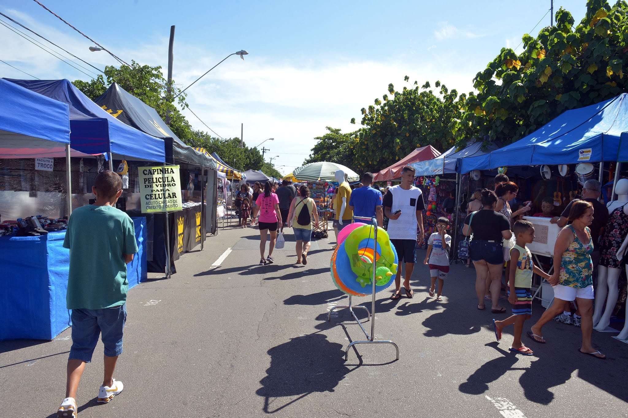 Prefeitura entrega alvarás a feirantes do Colonial e Barganha