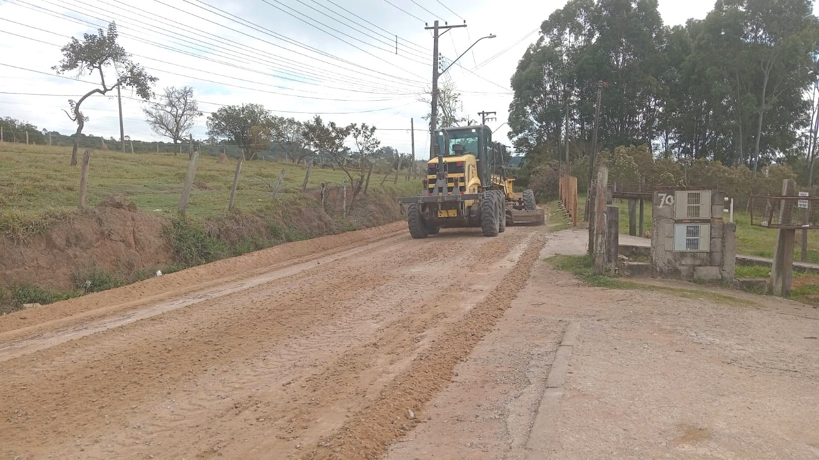 Prefeitura realiza manutenção em vias e estradas não pavimentadas