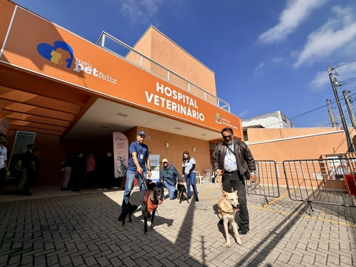 Novo Hospital Veterinário inicia vacinação antirrábica e microchipagem gratuitas em São José