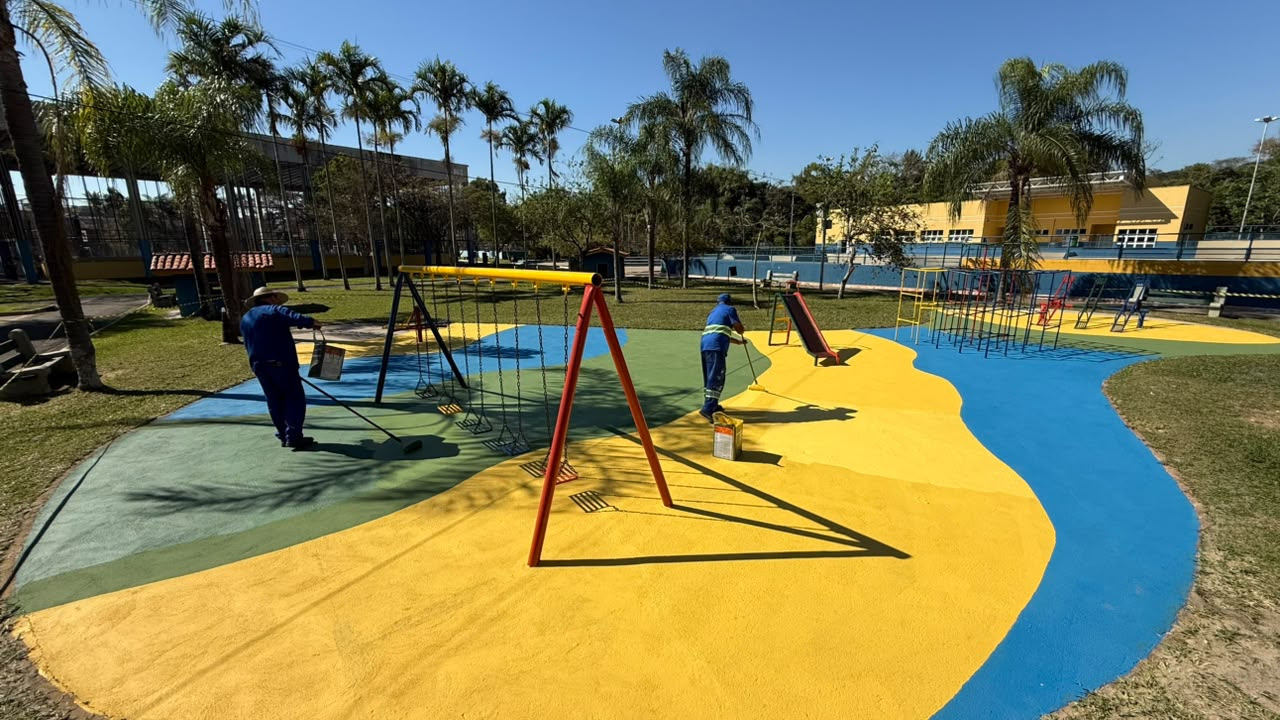 Prefeitura revitaliza playground do Poliesportivo Vila Tesouro